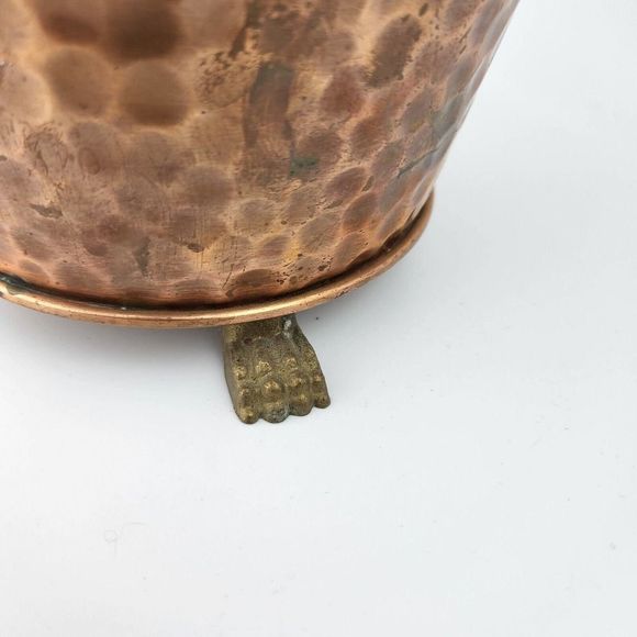 Vintage hammered copper pot, two wood handles & 3 paw feet, handcrafted - Picture 9 of 10